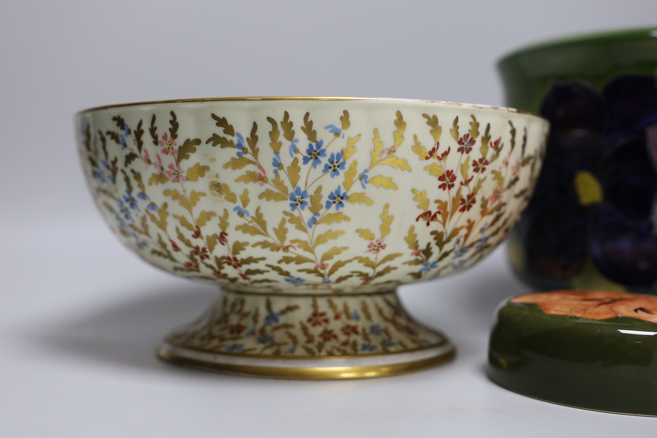 A Moorcroft Hibiscus jardiniere, an odd Moorcroft cover and Wedgwood pedestal fruit bowl, jardiniere 18cms high